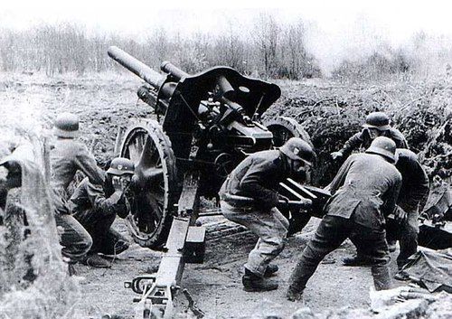 10.5 cm leFH 18 howitzer firing a HE barrage